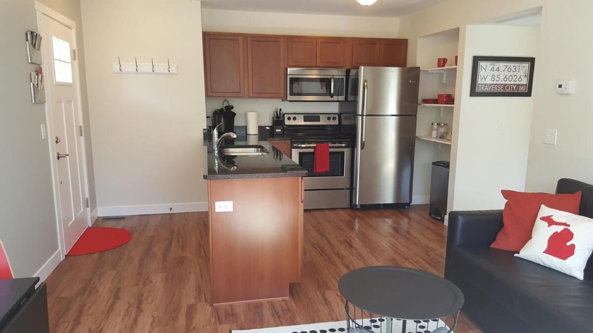 Modern And Pristine Condo -By The Gt Commons Traverse City Eksteriør billede