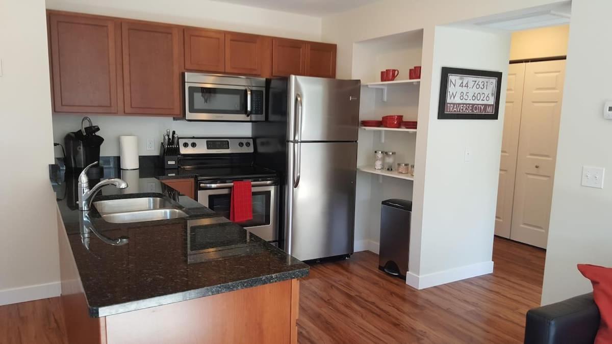 Modern And Pristine Condo -By The Gt Commons Traverse City Eksteriør billede